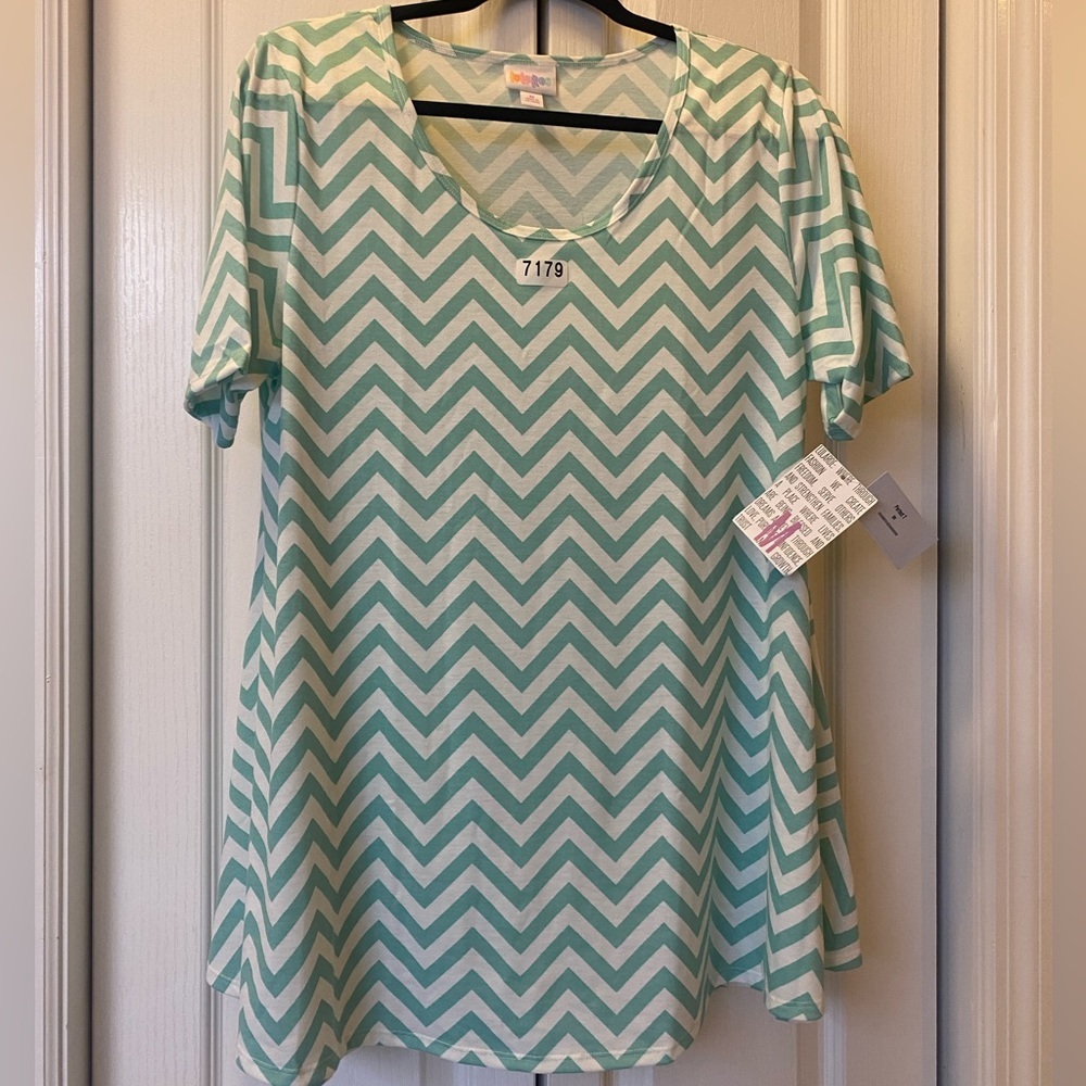 NWT LuLaRoe Perfect T Top - 7179